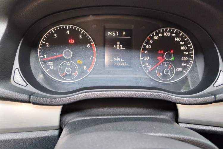Used Volkswagen Passat 2014 1.8TSI DSG Prestige Edition Odometer Close Up