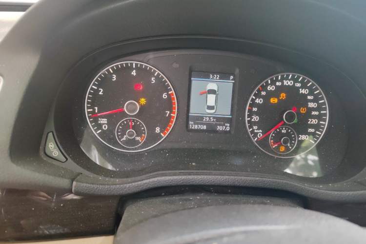 Used Volkswagen Passat 2014 1.8TSI DSG Prestige Edition Odometer Close Up
