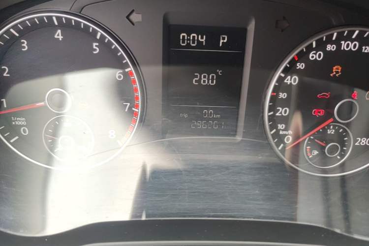 Used Volkswagen Passat 2014 1.8TSI DSG Prestige Edition Odometer Close Up