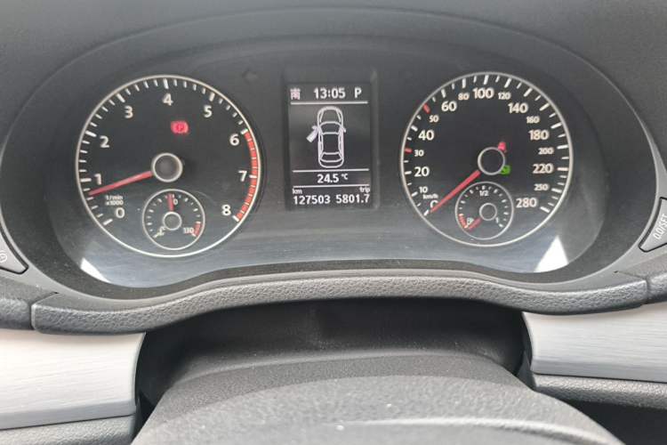 Used Volkswagen Passat 2014 1.8TSI DSG Prestige Edition Odometer Close Up