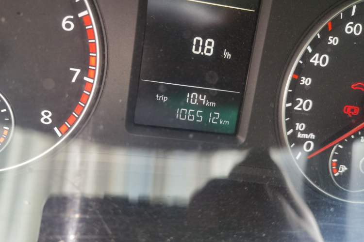 Used Volkswagen Passat 2014 1.8TSI DSG Prestige Edition Odometer Close Up
