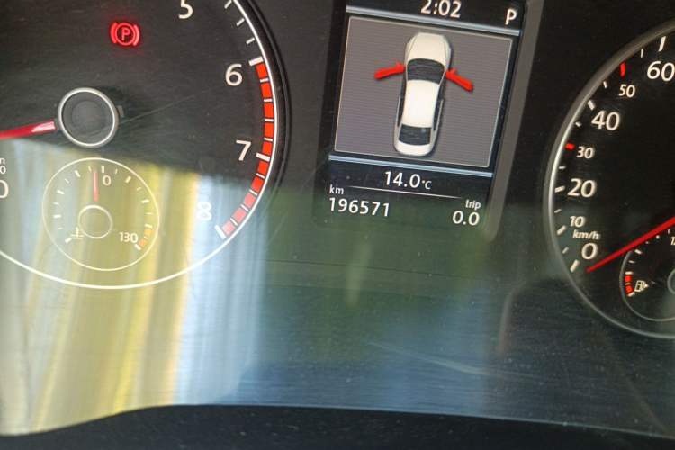 Used Volkswagen Passat 2014 1.8TSI DSG Prestige Edition Odometer Close Up
