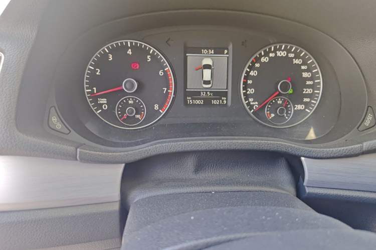 Used Volkswagen Passat 2014 1.8TSI DSG Prestige Navigation Edition Odometer Close Up