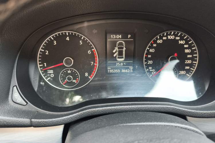 Used Volkswagen Passat 2014 1.8TSI DSG Prestige Edition Odometer Close Up