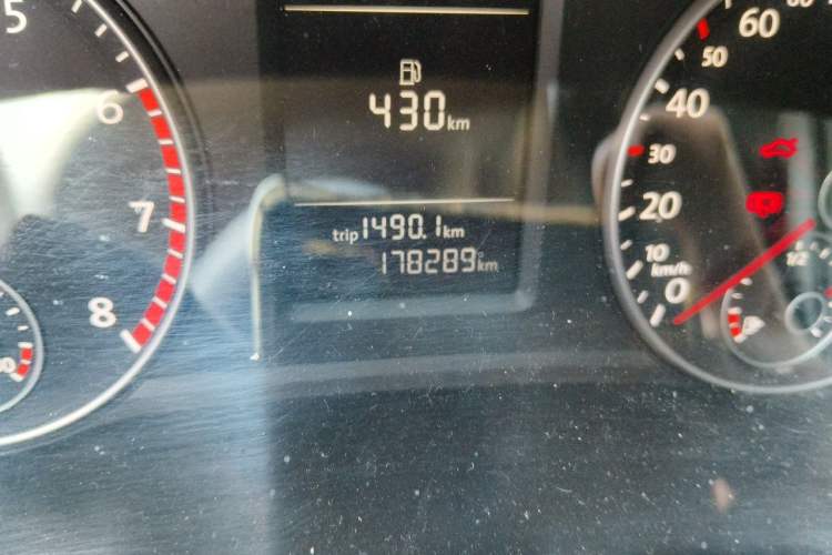 Used Volkswagen Passat 2014 1.8TSI DSG Prestige Edition Odometer Close Up
