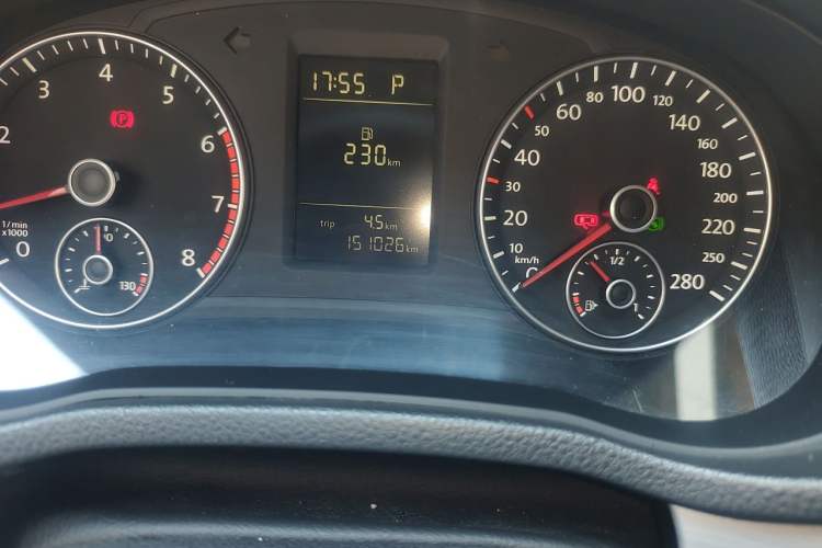 Used Volkswagen Passat 2014 1.8TSI DSG Prestige Edition Odometer Close Up