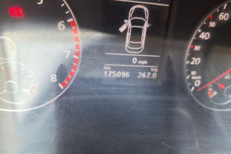 Used Volkswagen Passat 2014 1.8TSI DSG Prestige Edition Odometer Close Up