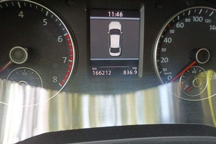 Used Volkswagen Passat 2014 1.8TSI DSG Prestige Edition Odometer Close Up