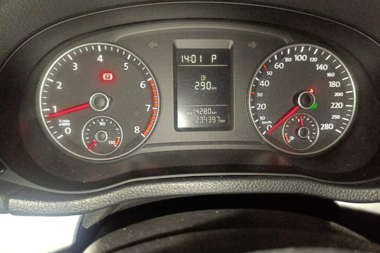 Used Volkswagen Passat 2014 1.8TSI DSG Prestige Edition Odometer Close Up