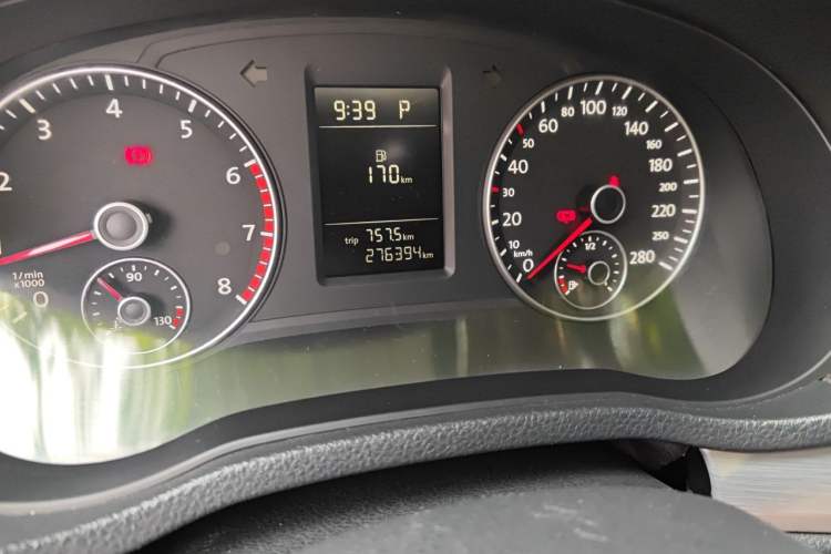 Used Volkswagen Passat 2014 1.8TSI DSG Prestige Edition Odometer Close Up