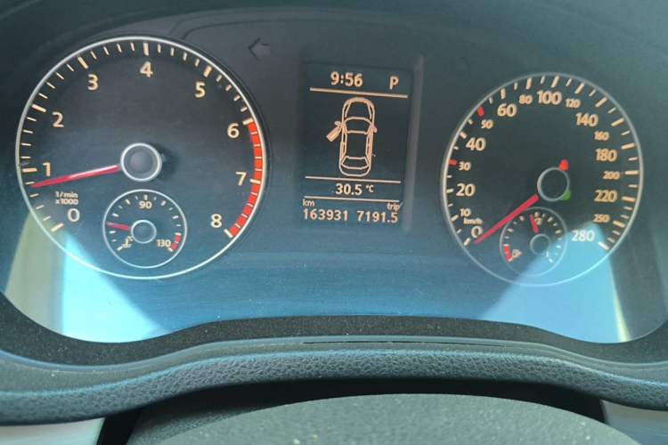 Used Volkswagen Passat 2014 1.8TSI DSG 30th Anniversary Edition Odometer Close Up