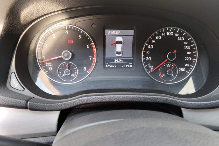 Used Volkswagen Passat 2014 1.8TSI DSG Prestige Edition Odometer Close Up