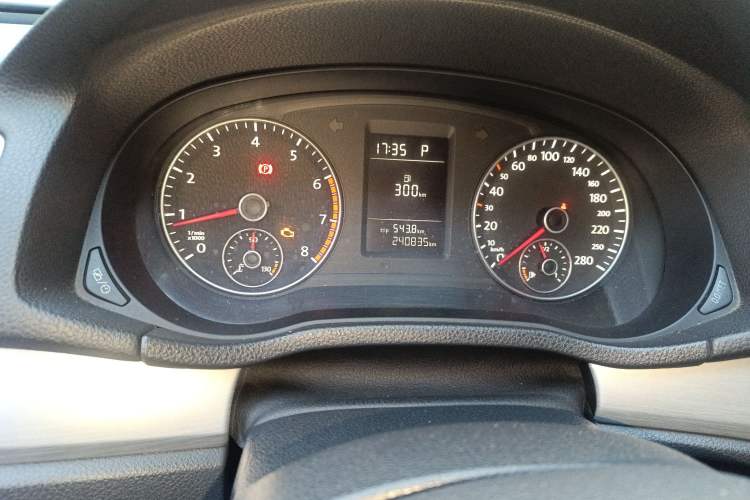 Used Volkswagen Passat 2014 1.8TSI DSG Prestige Edition Odometer Close Up