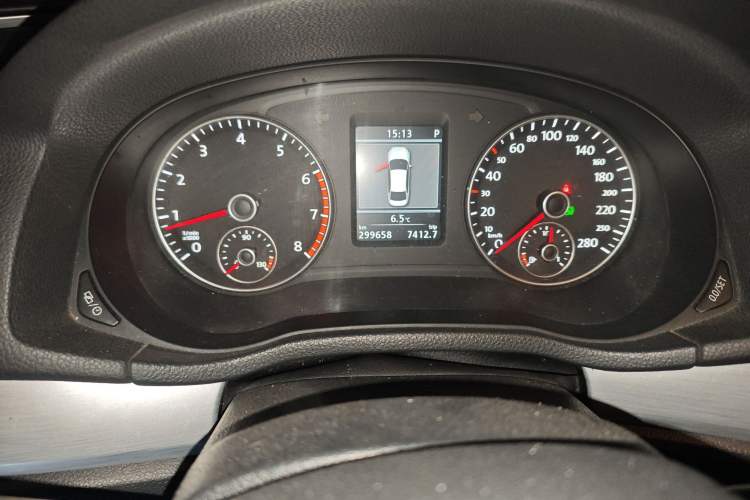 Used Volkswagen Passat 2014 1.8TSI DSG Prestige Edition Odometer Close Up