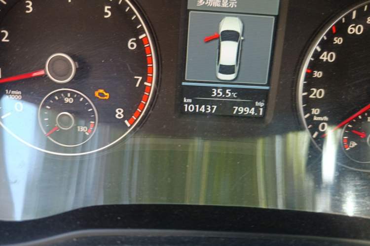 Used Volkswagen Passat 2014 1.8TSI DSG Prestige Edition Odometer Close Up