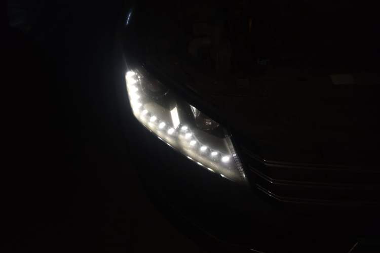 Used Volkswagen Passat 2014 1.8TSI DSG Prestige Edition Right Front Headlight