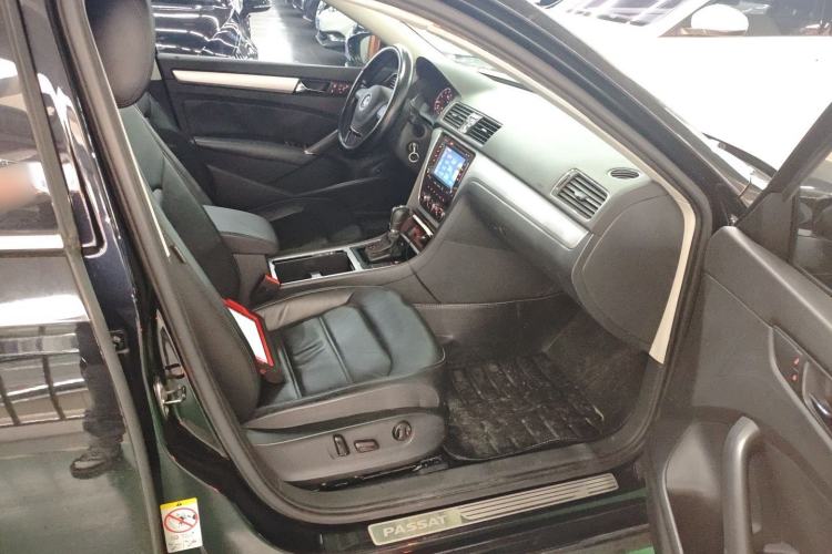 Used Volkswagen Passat 2014 1.8TSI DSG Prestige Navigation Edition Right Front Seat