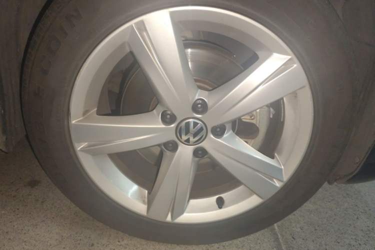 Used Volkswagen Passat 2014 1.8TSI DSG Prestige Edition Right Front Wheel Hub