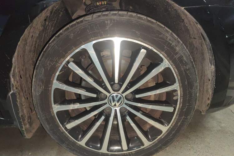 Used Volkswagen Passat 2014 1.8TSI DSG Prestige Navigation Edition Right Front Wheel Hub