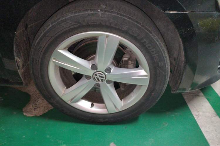Used Volkswagen Passat 2014 1.8TSI Automatic Prestige Edition Right Front Wheel Hub