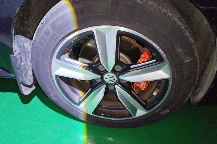 Used Volkswagen Passat 2014 1.8TSI DSG Prestige Edition Right Front Wheel Hub