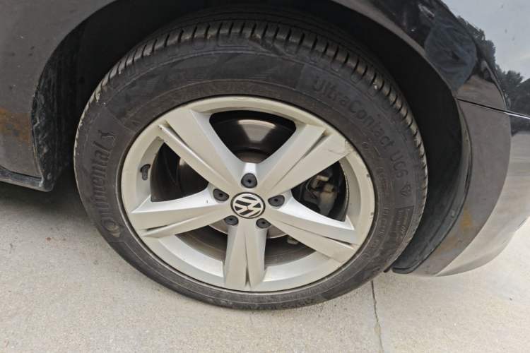 Used Volkswagen Passat 2014 1.8TSI DSG Prestige Edition Right Front Wheel Hub