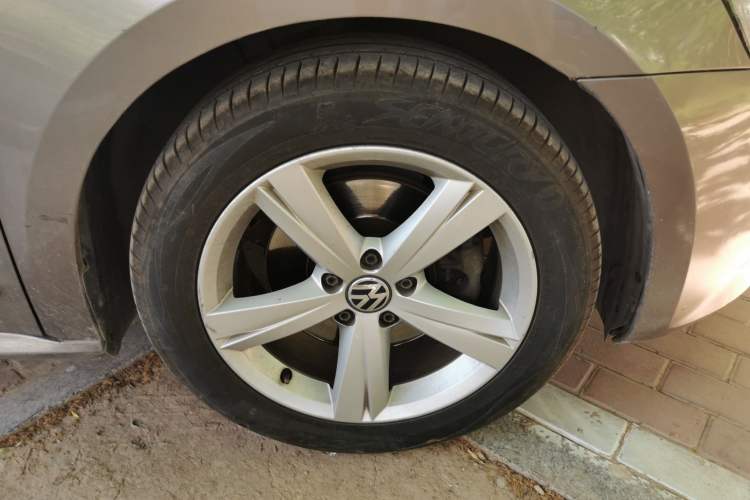 Used Volkswagen Passat 2014 1.8TSI DSG Prestige Edition Right Front Wheel Hub