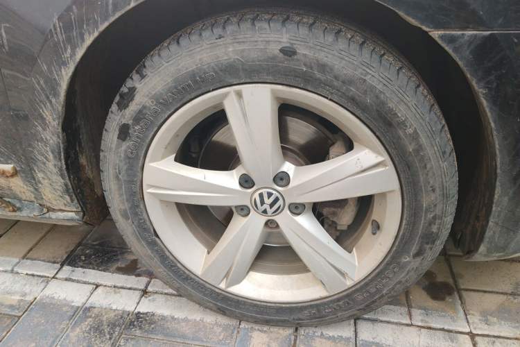 Used Volkswagen Passat 2014 1.8TSI DSG Prestige Edition Right Front Wheel Hub
