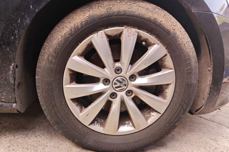 Used Volkswagen Passat 2014 1.8TSI DSG Prestige Navigation Edition Right Front Wheel Hub