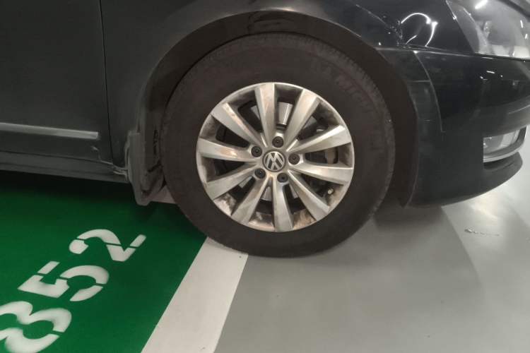 Used Volkswagen Passat 2014 1.8TSI DSG Prestige Edition Right Front Wheel Hub