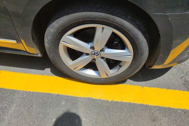 Used Volkswagen Passat 2014 1.8TSI DSG Prestige Edition Right Front Wheel Hub