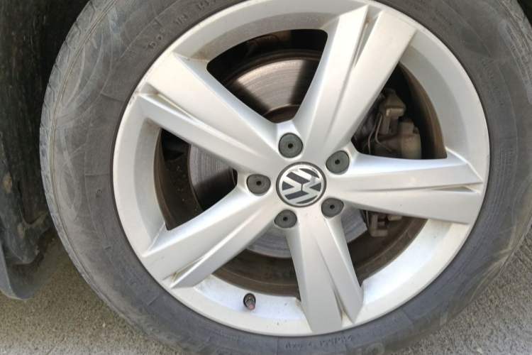 Used Volkswagen Passat 2014 1.8TSI DSG Prestige Edition Right Front Wheel Hub