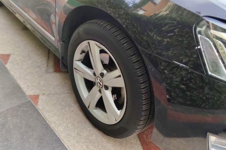 Used Volkswagen Passat 2014 1.8TSI DSG Prestige Edition Right Front Wheel Hub