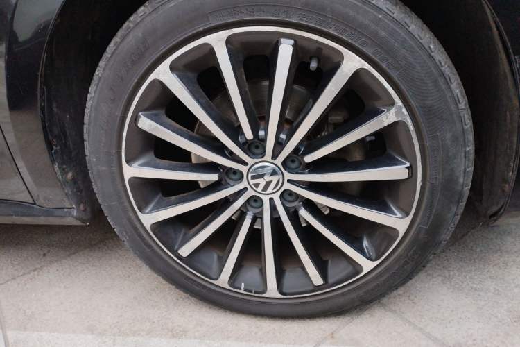 Used Volkswagen Passat 2014 1.8TSI DSG Prestige Edition Right Front Wheel Hub