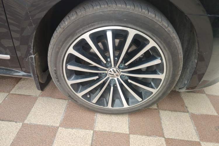 Used Volkswagen Passat 2014 1.8TSI DSG Prestige Navigation Edition Right Front Wheel Hub