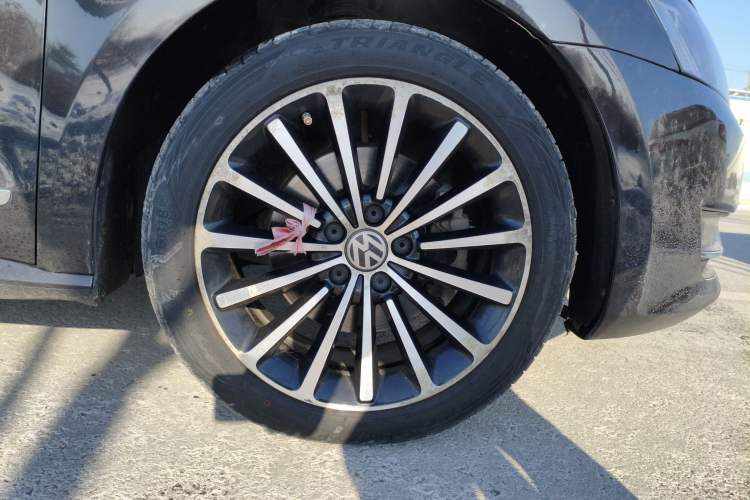 Used Volkswagen Passat 2014 1.8TSI DSG 30th Anniversary Edition Right Front Wheel Hub