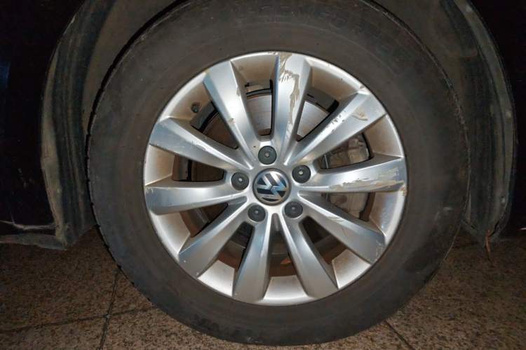 Used Volkswagen Passat 2014 1.8TSI DSG Prestige Navigation Edition Right Front Wheel Hub