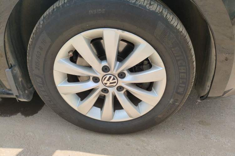 Used Volkswagen Passat 2014 1.8TSI DSG Prestige Edition Right Front Wheel Hub