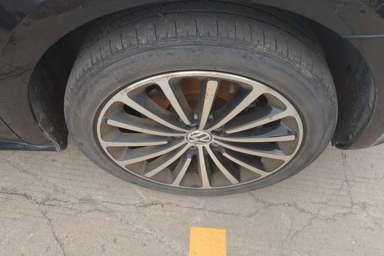 Used Volkswagen Passat 2014 1.8TSI DSG Prestige Navigation Edition Right Front Wheel Hub