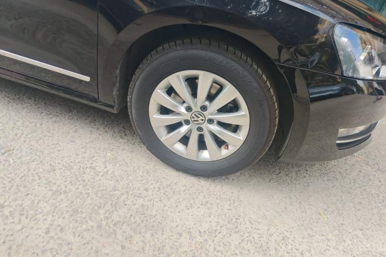 Used Volkswagen Passat 2014 1.8TSI DSG Prestige Navigation Edition Right Front Wheel Hub