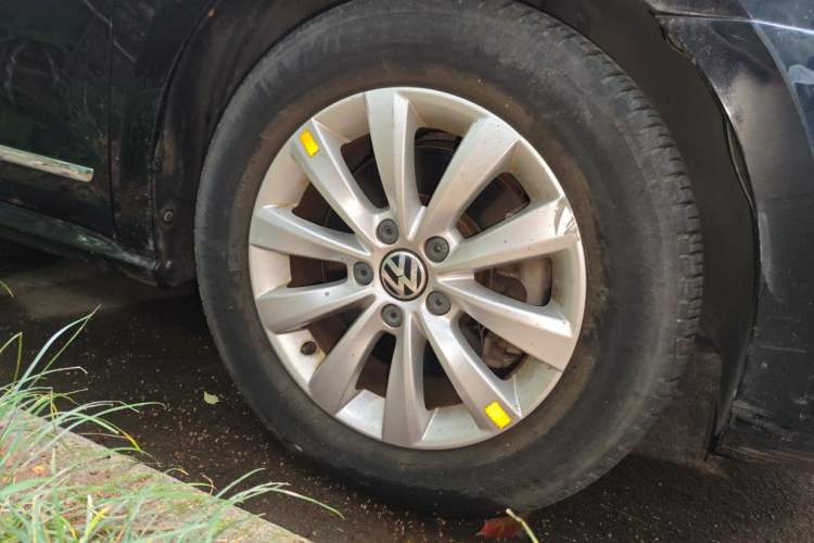 Used Volkswagen Passat 2014 1.8TSI DSG Prestige Edition Right Front Wheel Hub