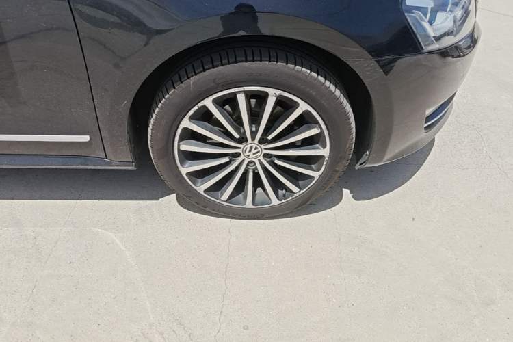 Used Volkswagen Passat 2014 1.8TSI DSG Prestige Navigation Edition Right Front Wheel Hub