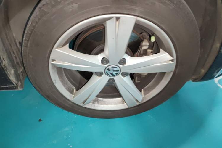Used Volkswagen Passat 2014 1.8TSI DSG Prestige Edition Right Front Wheel Hub