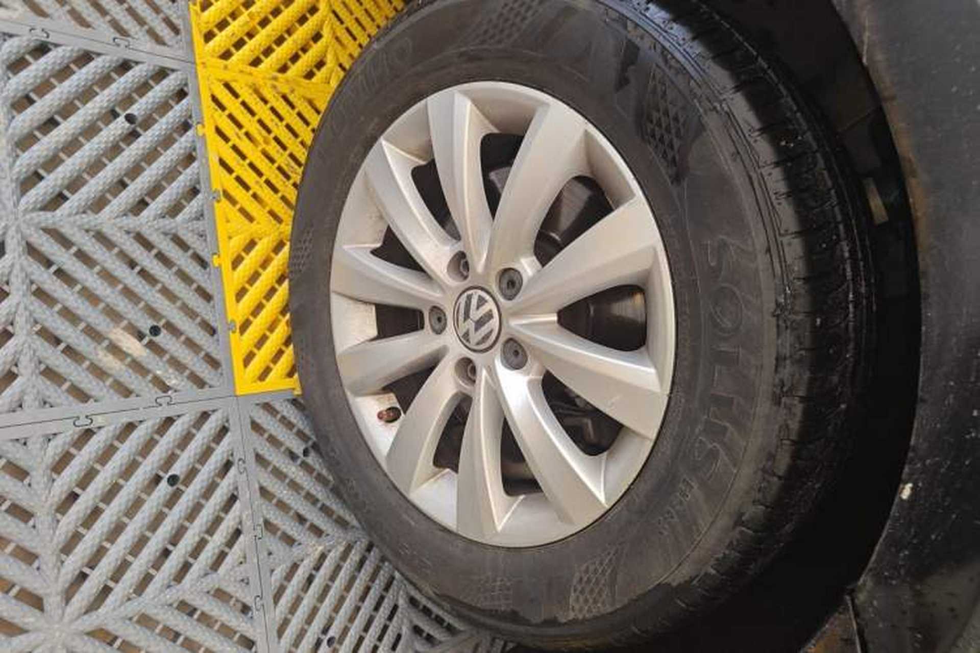 Used Volkswagen Passat 2014 1.8TSI DSG Prestige Edition Right Front Wheel Hub