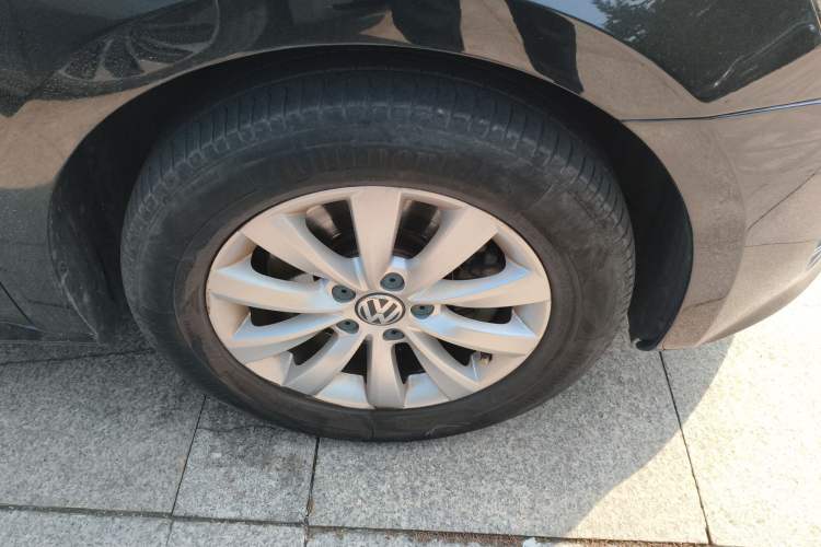 Used Volkswagen Passat 2014 1.8TSI DSG Prestige Edition Right Front Wheel Hub