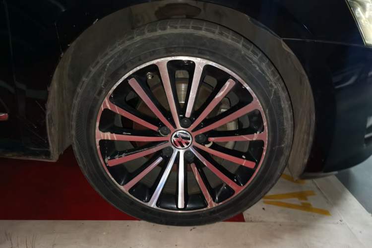 Used Volkswagen Passat 2014 1.8TSI DSG Prestige Navigation Edition Right Front Wheel Hub
