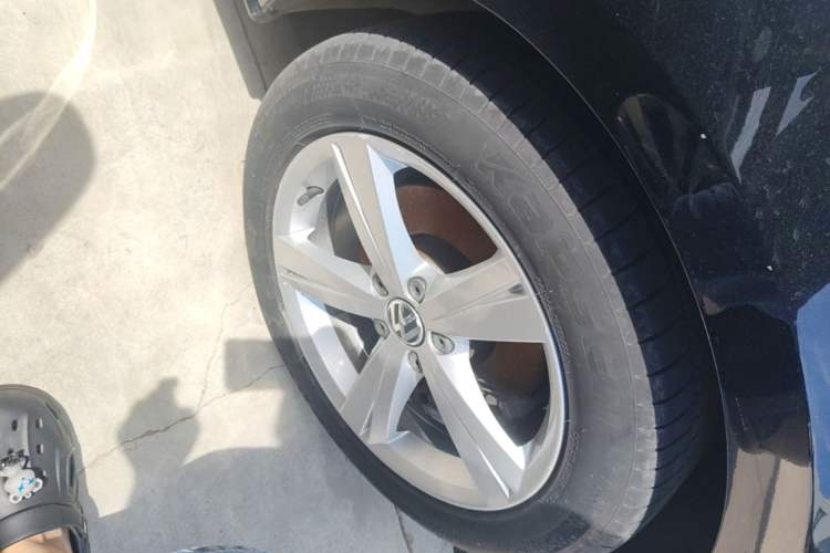Used Volkswagen Passat 2014 1.8TSI DSG Prestige Edition Right Front Wheel Hub