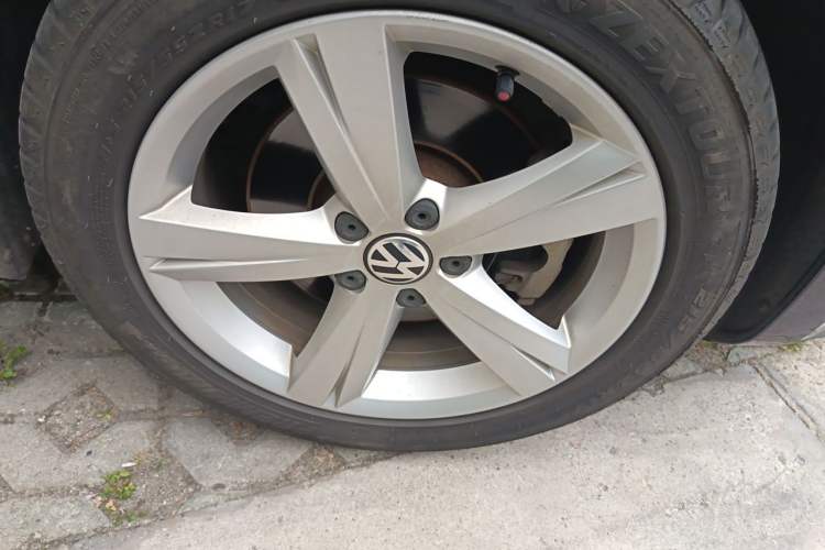 Used Volkswagen Passat 2014 1.8TSI DSG Prestige Edition Right Front Wheel Hub