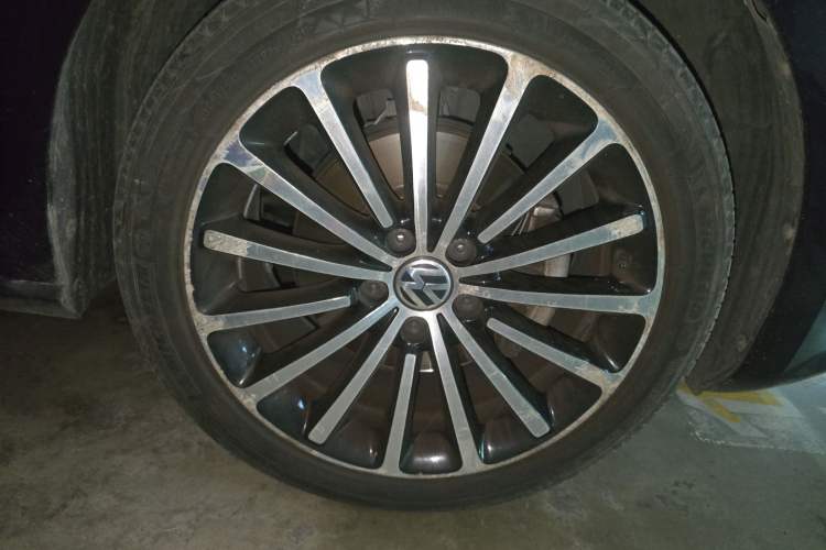 Used Volkswagen Passat 2014 1.8TSI DSG Prestige Edition Right Front Wheel Hub