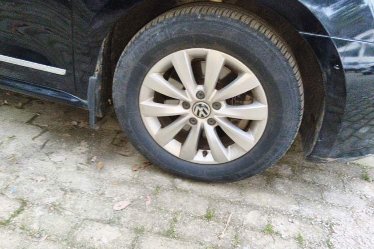 Used Volkswagen Passat 2014 1.8TSI DSG Prestige Edition Right Front Wheel Hub